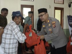 Polres Sukabumi Gelar Baksos, Bagikan Sembako di Kampung ‘Tiktoker Sadbor’