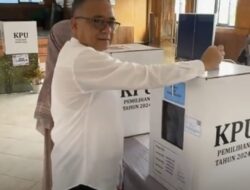 Calon Bupati Sukabumi No. Urut 1 H. Iyos Somatri Bersama Keluarga Mencoblos di TPS 028 Kelurahan Sekarwangi