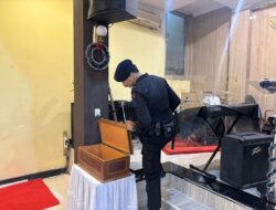 Jelang Natal 2024, Tim Jibom Brimob Polda Jabar Sterilisasi Gereja di Palabuhanratu
