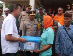 Tinjau Lokasi Bencana di Kab Sukabumi, Pj Gubernur dan Bupati Berikan Bantuan Kepada Masyarakat Terdampak