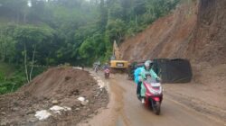 Dibantu BPBD dan Dinas PU Kab Sukabumi, Forkopimcam Simpenan Evakuasi Material Longsoran Di Cimapag Desa Loji