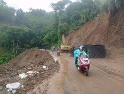 Dibantu BPBD dan Dinas PU Kab Sukabumi, Forkopimcam Simpenan Evakuasi Material Longsoran Di Cimapag Desa Loji
