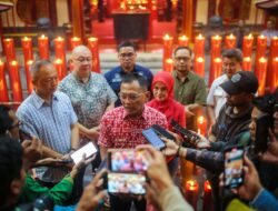 Pj Wali Kota Hadiri Tradisi Nyalakan Lilin Besar di Vihara Dhanagun