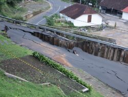 Akses Jalan Batutulis ditutup Akibat Longsor