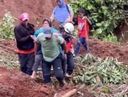 AIPDA Slamet Sutopo Selamatkan Nenek Ai Suheti dari Jebakan Material Longsor