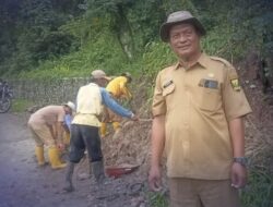 Dinas PU Wilayah IV Sukabumi Kerahkan Personil Bersihkan Material Longsor di beberapa Lokasi Wilayah Palabuhanratu