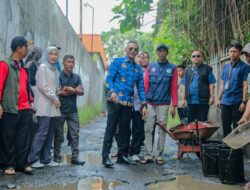 Wakil Wali Kota Bogor Tinjau dan Perbaiki Jalan Rusak di Harjasari Bogor Selatan