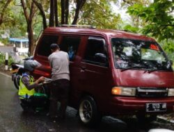 Mobil Mogok di Jalan Kawasan Wisata, Polisi Sukabumi Bantu Pengemudi Belikan Bensin