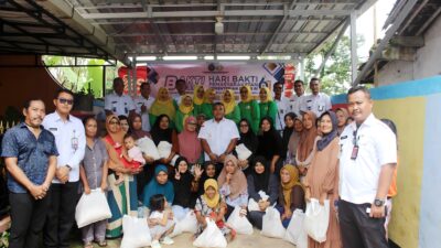 Bhaksos Jelang Hari Bhakti Pemasyarakatan, Lapas Warungkiara Serahkan 100 Paket Sembako Bagi Warga Sekitar