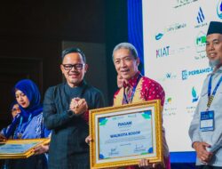 Dedie Rachim Terima Penghargaan dari PERPAMSI