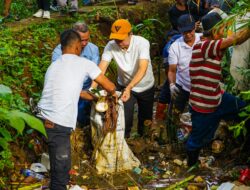 Wujud Dedeuh Ka Lembur, Wali Kota Bogor Bersama Warga Bebersih Saluran Air