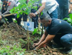 Jenal Mutaqin Bangun Gerakan Tanam Pohon di Bantaran Sungai