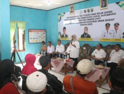 Stafsus Menteri Transmigrasi Serahkan SHM Transmigrasi Lokal di Kabupaten Sukabumi