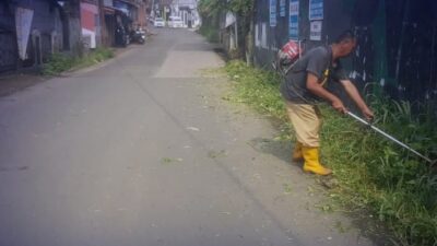 Jaga Keamanan dan Kenyaman Pengguna Jalan, Dinas PU Kab Sukabumi Lakukan Babad Rumput