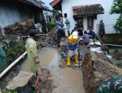 Kabid SDA Dinas PU Kabupaten Sukabumi Tinjau Lokasi Terdampak Banjir di Cisolok