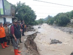 Bupati Sukabumi Tinjau Lokasi Bannjir di Kecamatan Cisolok, Pastikan Penanganan Cepat dan Efektif