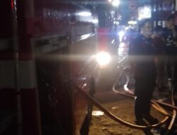 Turunkan Tiga Unit Truk Pemadam, Petugas Damkartan Atasi Kebakaran Rumah Makan di Karang Tengah Cibadak