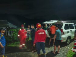 Berjibaku di Tengah Derasnya Hujan, Petugas Penyelamatan Damkartan Parungkuda Berhasil Evakuasi Kendaraan yang Terperosok ke Parit