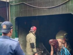 Petugas Dakmar Sigap Tangani Kebakaran di Desa Cimanggu Cikembar
