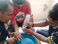 Petugas Damkar Posko IV Parungkuda Bantu Warga Lepaskan Cincin di Jari yang Bengkak