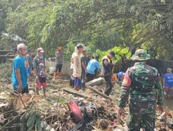 Rumpun Bambu Longsor dan Menutup Aliran Sungai Cipelang 2, Anggota Koramil 0607-07/Warudoyong Turut Serta Gotong Royong Membersihkan