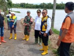 Kadis PU kabupaten Sukabumi Tinjau Lokasi Terdampak Banjir Sungai Ciparanje Buniwangi Tegalbuleud