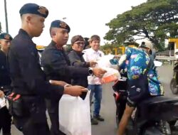 Peringati HUT SMSI ke-9: SMSI Bekasi Gandeng Brimob dan Aliansi Ormas Bekasi Bagikan Takjil Buka Puasa