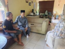 Jenguk Staf yang Sakit, Ketua Komisi I DPRD Sukabumi Iwan Ridwan Ajak Masyarakat Kirim Doa