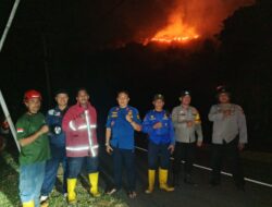 Bukit Sangrawayang Terbakar, Damkar Berjuang Jinakkan Api