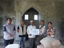 PLN UP3 Sukabumi Bersama YBM PLN Salurkan Bantuan untuk Yayasan Darul Ibtida Warnasari