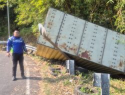 Diduga Rem Blong, Truk Colt Diesel Terperosok di Jalan Cikidang-Palabuhanratu
