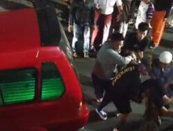 Jeep Taft Mundur Sendiri, Tabrak Gerobak Martabak di Sukabumi Sukabumi