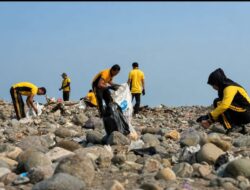 Peduli Lingkungan, Jajaran Polsek Simpenan Bersihkan Pantai Loji