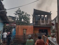 Diduga Korsleting Listrik, Rumah Warga di Bojong Kuring Cibadak Terbakar