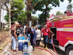 Krisis Air Bersih, Damkarmat Sukabumi Pasok 2.500 Liter Air ke Bantargadung