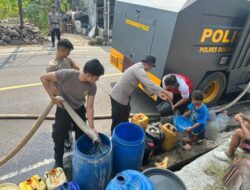 Kemarau Panjang, Polres Sukabumi Kirim Bantuan Air Bersih ke Warga Loji